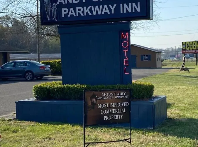 Pet Friendly hotel: Andy Griffith Parkway Inn