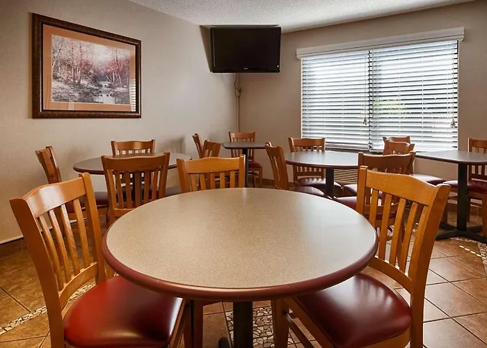 Hotel with pool: Bryson Inn